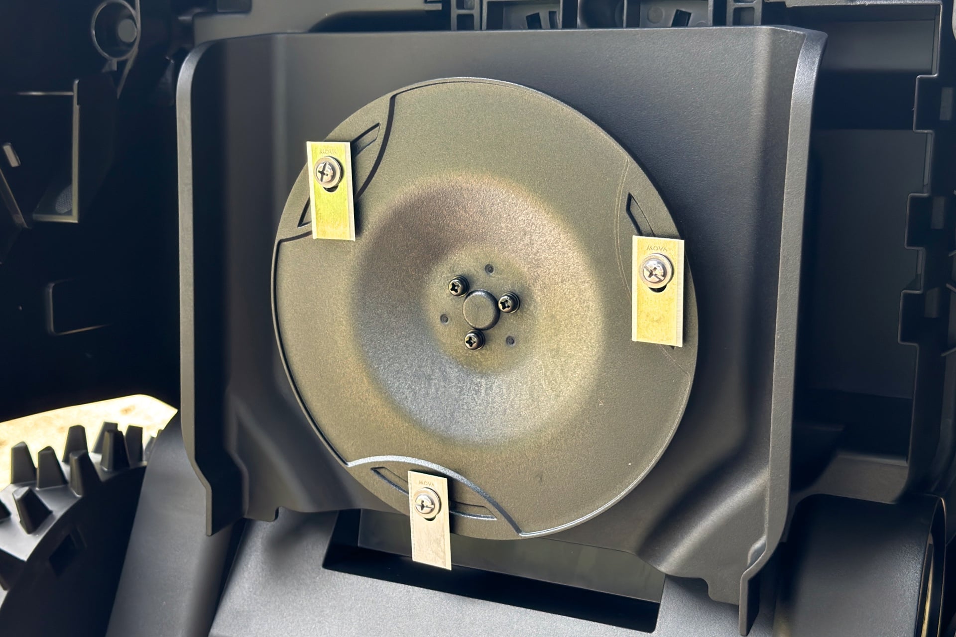 Close up shot of the Mova Lidax Pro 800's mowing disc, which has three equidistant, rectangular razor blades spread equidistantly apart on its edge.