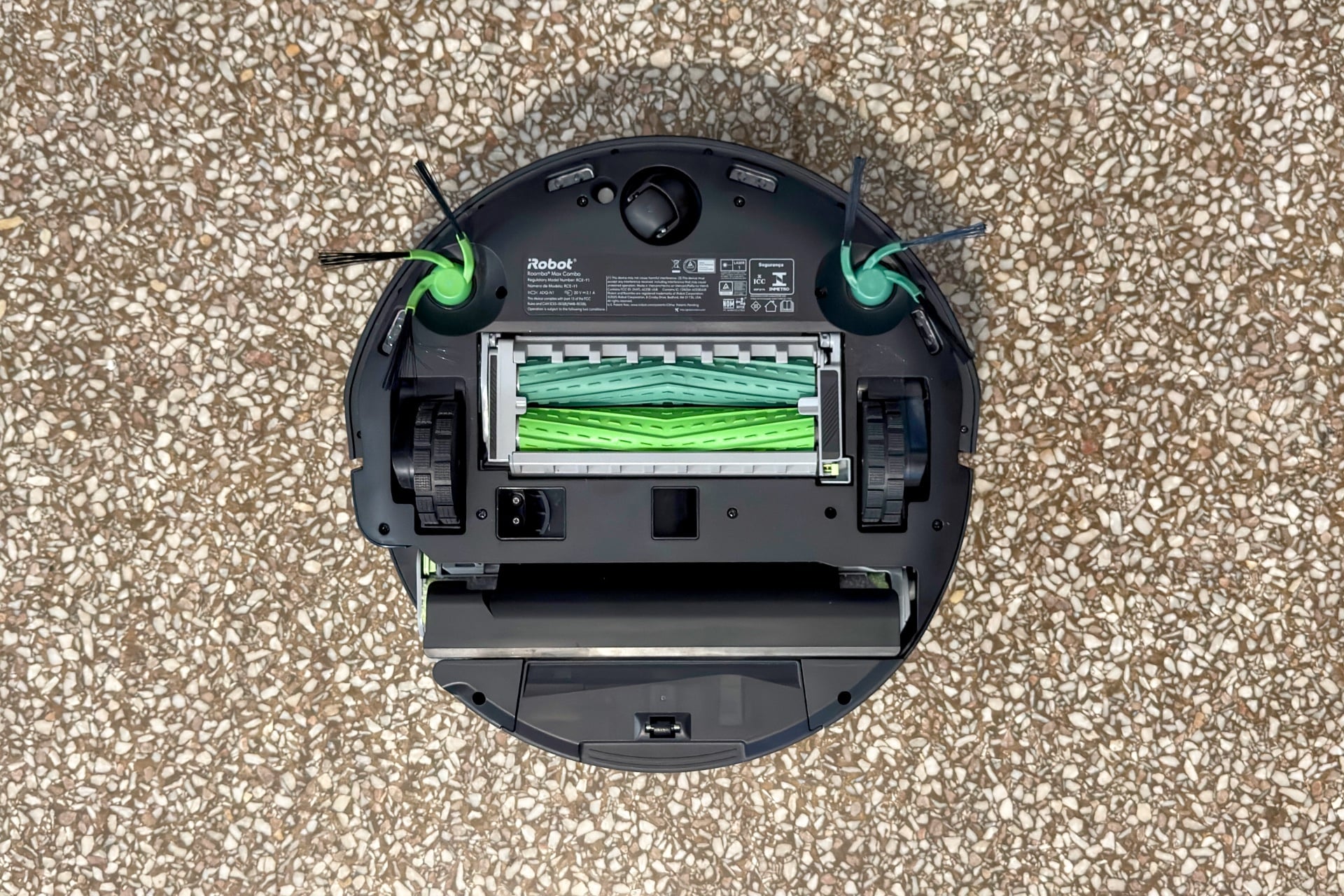 Photo of the bottom of the Roomba Max 775