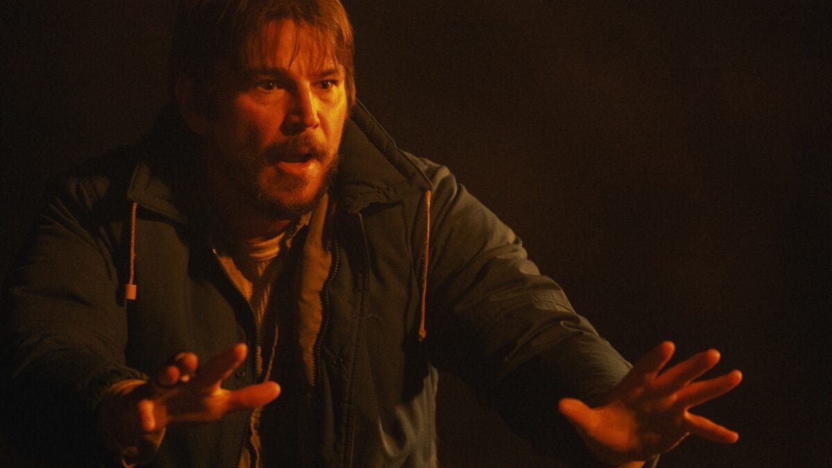 ‘Below’ Star Josh Hartnett on Those ‘Widow’s Bay’ Comparisons