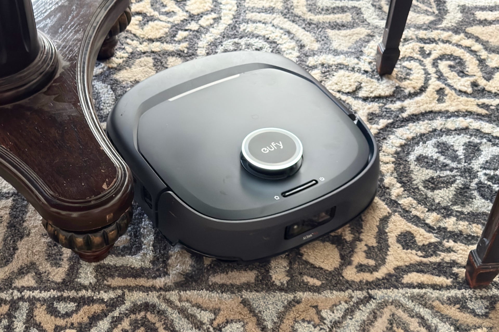Picture of the Omni E35 navigating around an inwardly curved table base.