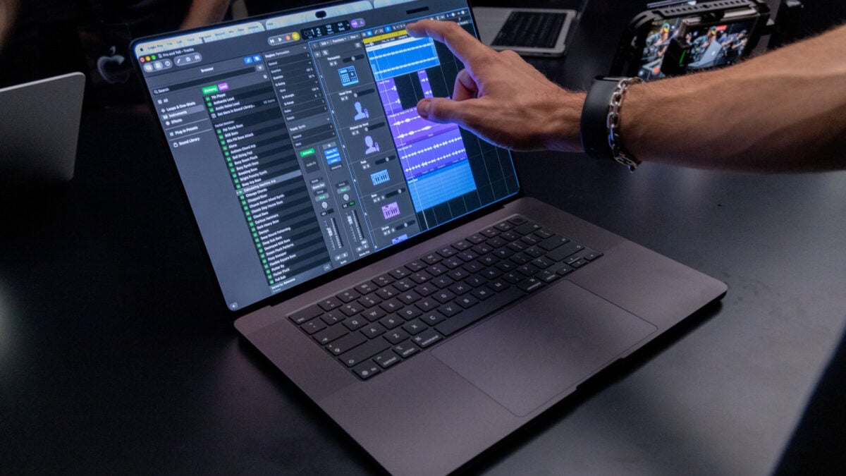 MacBoook Pro With PROLED XDR Display Hands-On: What Happens When Apple Defies Convention