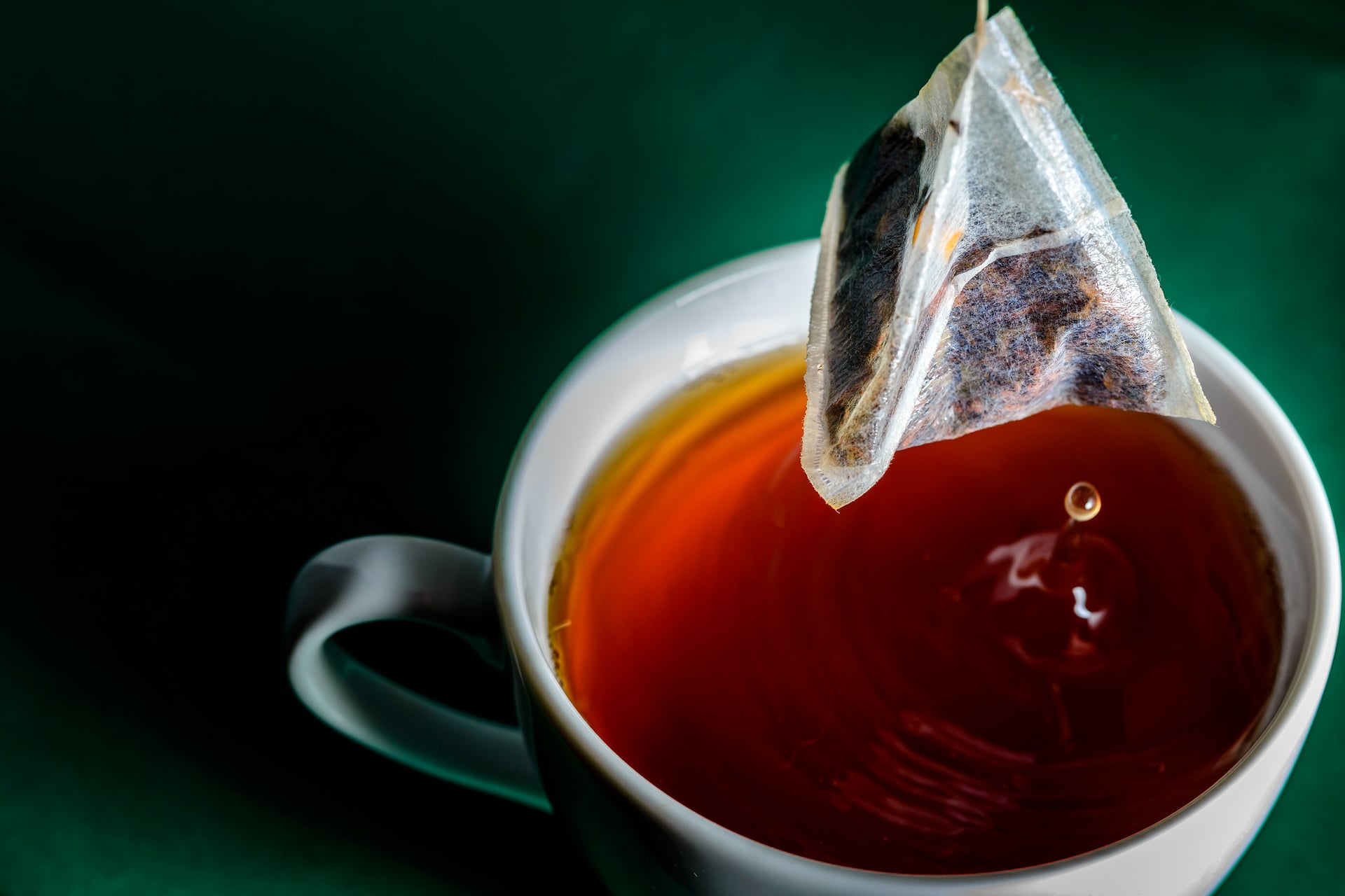 The researchers compared four brands sold in plastic tea bags against 14 bulk tea brands to distinguish contamination caused by the plastic tea bags from global microplastics pollution.