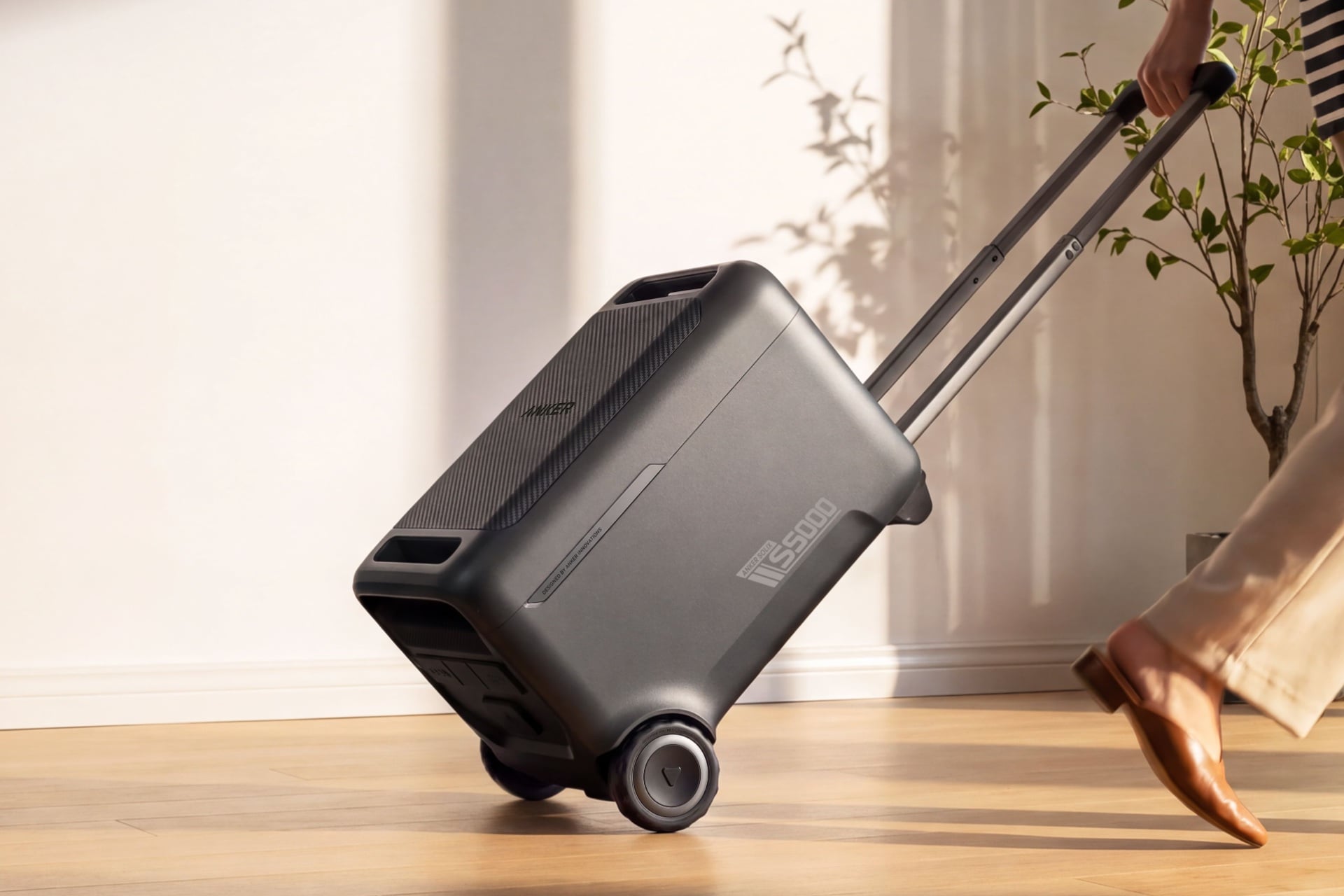 Solix S5000 on its wheels, being pulled by its handle.