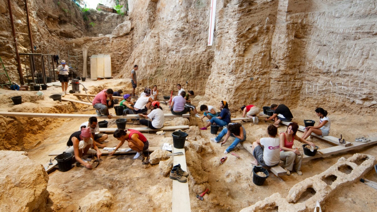 Abric Romaní wooden remains reveal Neanderthal tools