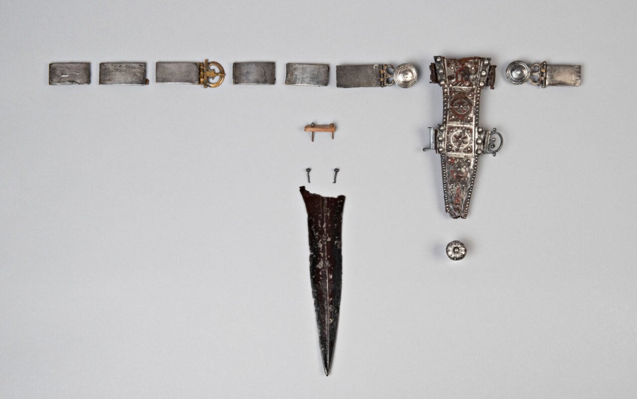 Belt Metal Items Velsen Well
