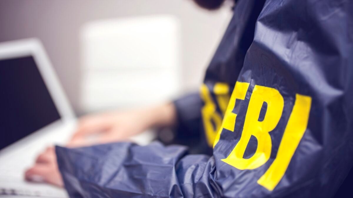 Especialista em extorsão cibernética acusado de extorsão cibernética na caça a hackers em sites do FBI