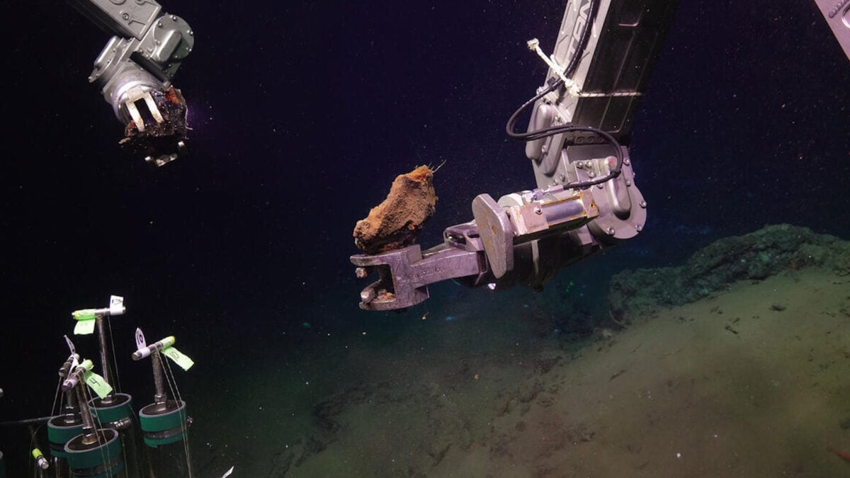 Deep-Sea Rocks Spontaneously Combusted After Scientists Brought Them to the Surface